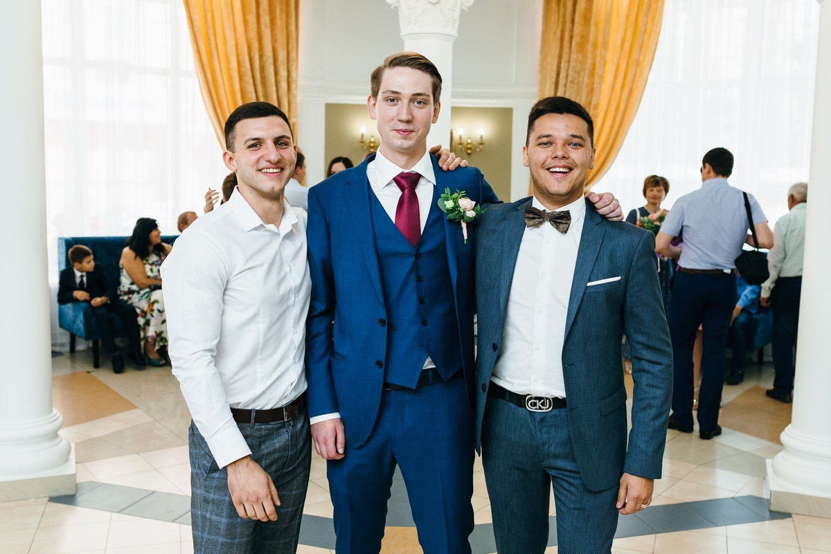 Свадьба - самое важное событие в жизни любой пары. Каждый жених и невеста стремятся сохранить его во всех деталях не только в своей памяти, но и на фото. Чтобы результат вас не разочаровал, а радовал и трогал каждый раз, когда вы открывается фотокнигу - обращайтесь только к профессионалам.