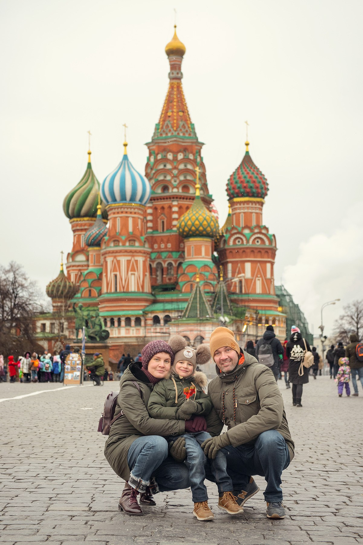 family photo shoot walking in the city. New Year Christmas photoshoot (Photographer in Edinburgh Elena Carruthers)
