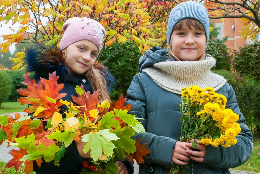девочки на прогулке осенью