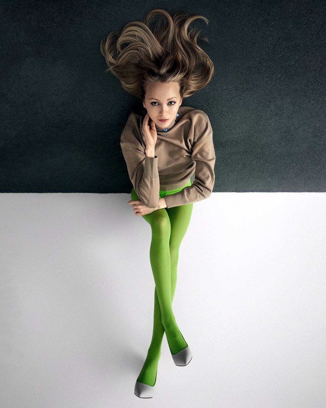 Стильная фотосессия в модном образе молодой девушки в студии, фэшн-съемка в модном образе в студии