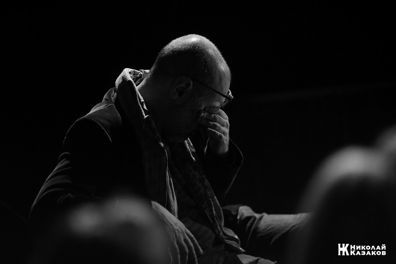 Артист Антон Ксенев на репетиции спектакля «Замок» в камерном театре Малыщицкого. Николай Казаков. Профессиональный фотограф. Преподаватель фотографии