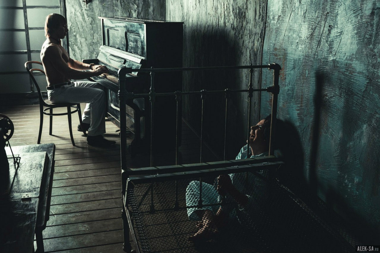 Пианист в атмосферной комнате, кинематографический свет — арт-съёмка, Краснодар