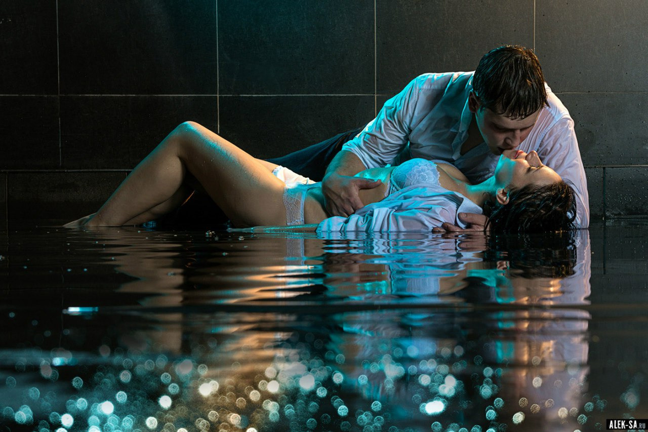 Поцелуй в воде у бортика бассейна, блики — love story в Краснодаре