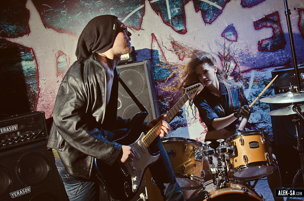 Рок-группа на сцене, гитара и ударные — концертная съёмка, фотограф Краснодар