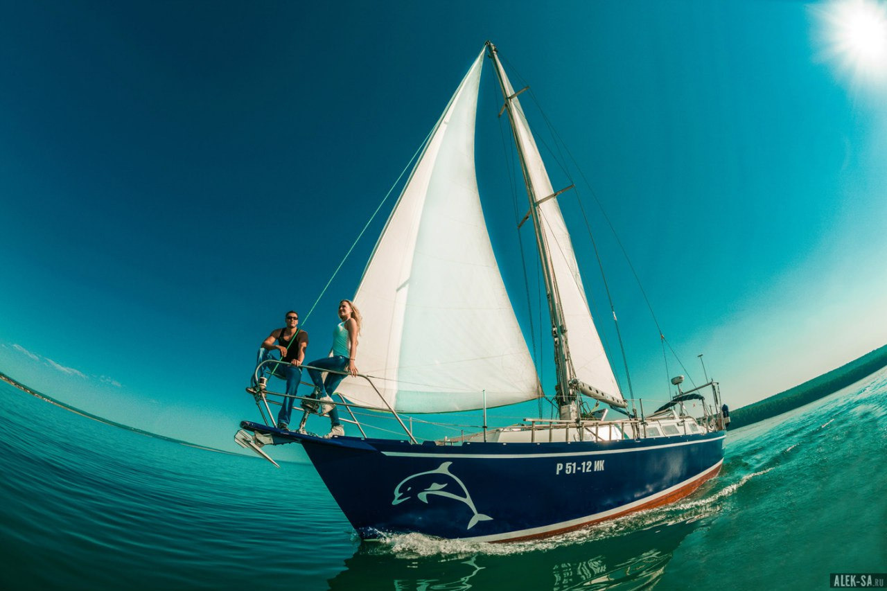 Яхта в море под полными парусами — travel-съёмка, фотограф Краснодар