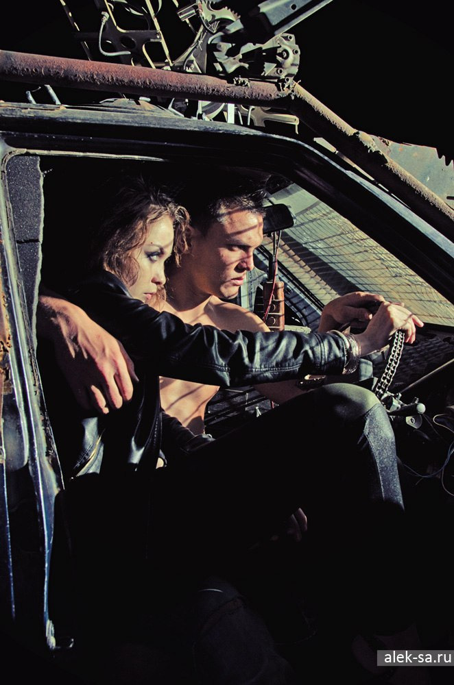 Пара в салоне ретро-авто, ночной город — фотограф Краснодар