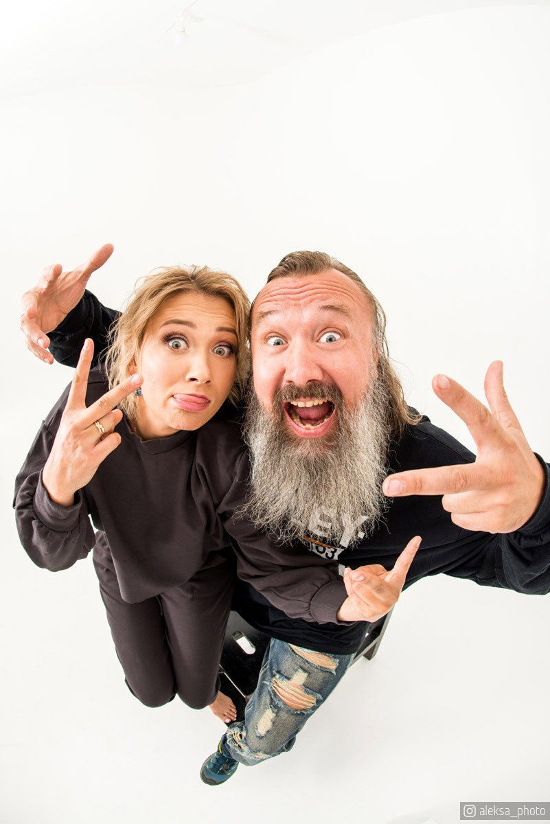 Забавный портрет сверху: муж и жена тянутся к камере — фотограф Краснодар