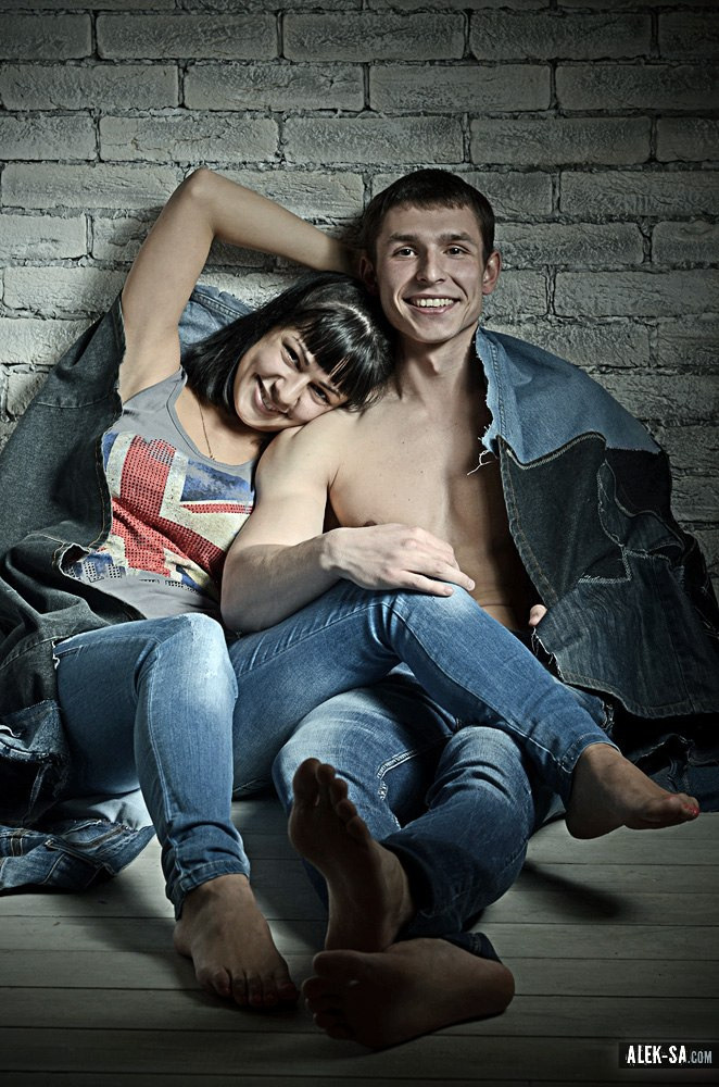 Пара у кирпичной стены в дениме, уютные объятия — фотограф Краснодар