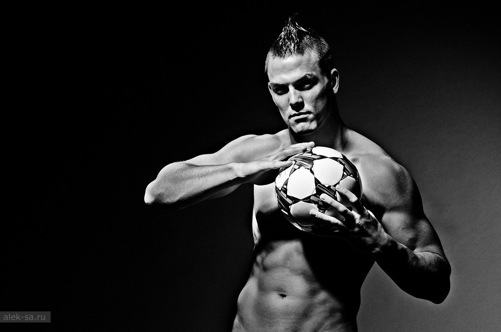 Ч/б атлет с футбольным мячом у груди — студия, Краснодар