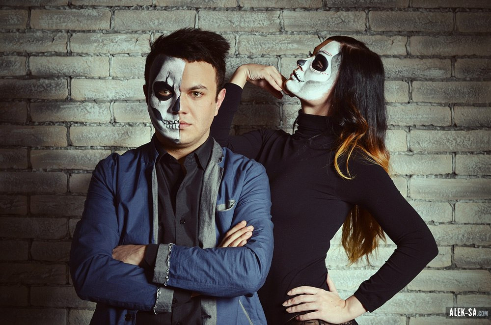 Пара с гримом «маски» у кирпичной стены — креативная фотосессия, Краснодар