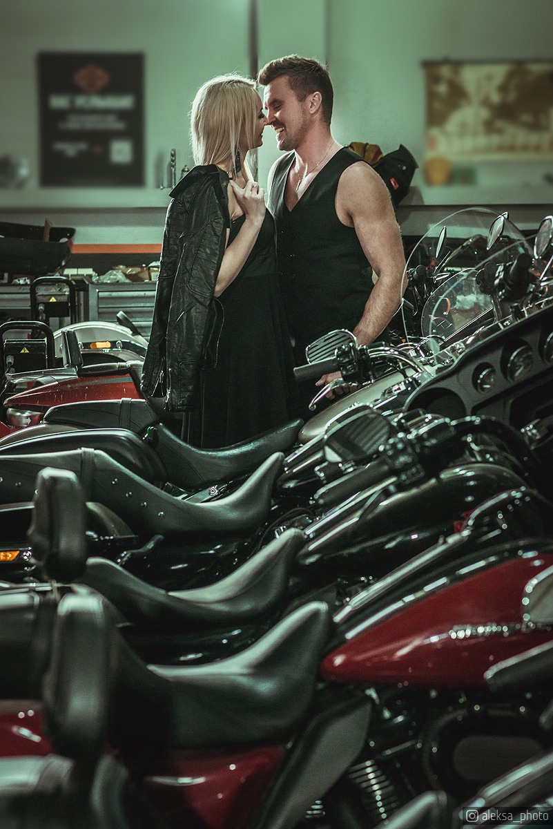 Пара в мотосалоне среди рядов мотоциклов — съёмка, Краснодар