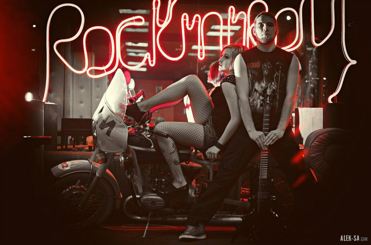 Сцена в стиле рок-н-ролл у мотоциклов и неоновой надписи — фотограф Краснодар