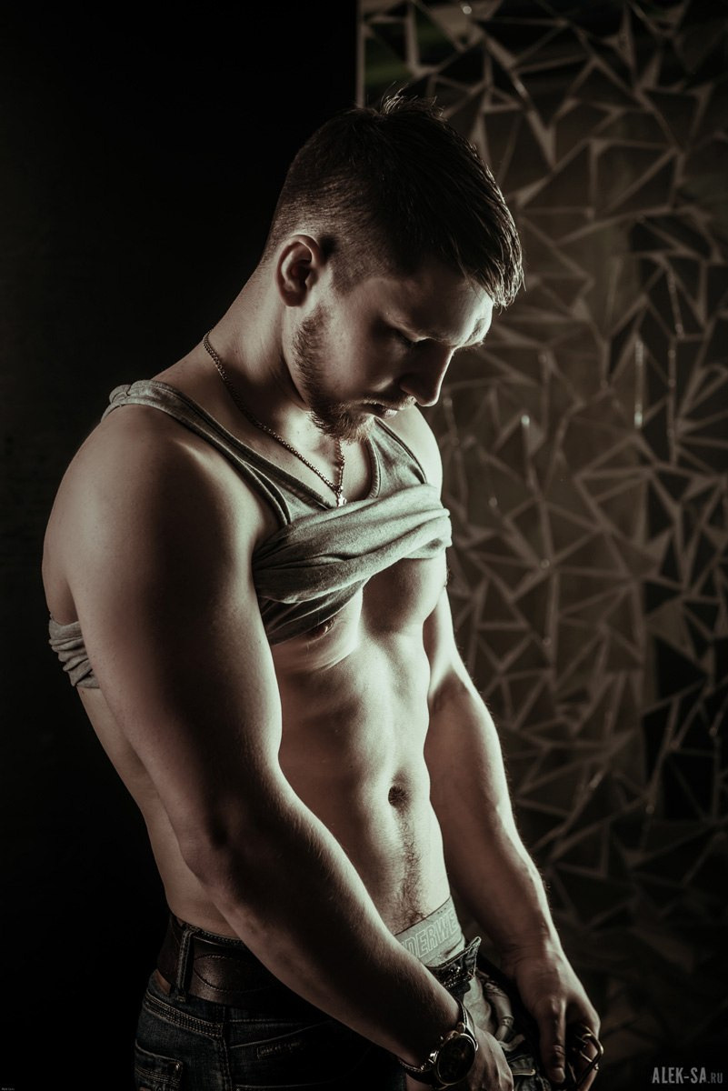 Мужской портрет в профиль, взгляд вниз — фотограф Краснодар