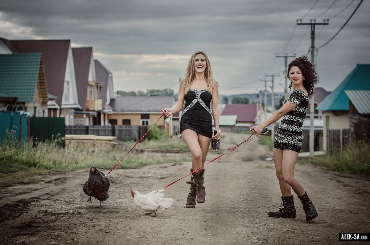 Две девушки идут по деревне с курами — репортажная съёмка, Краснодар
