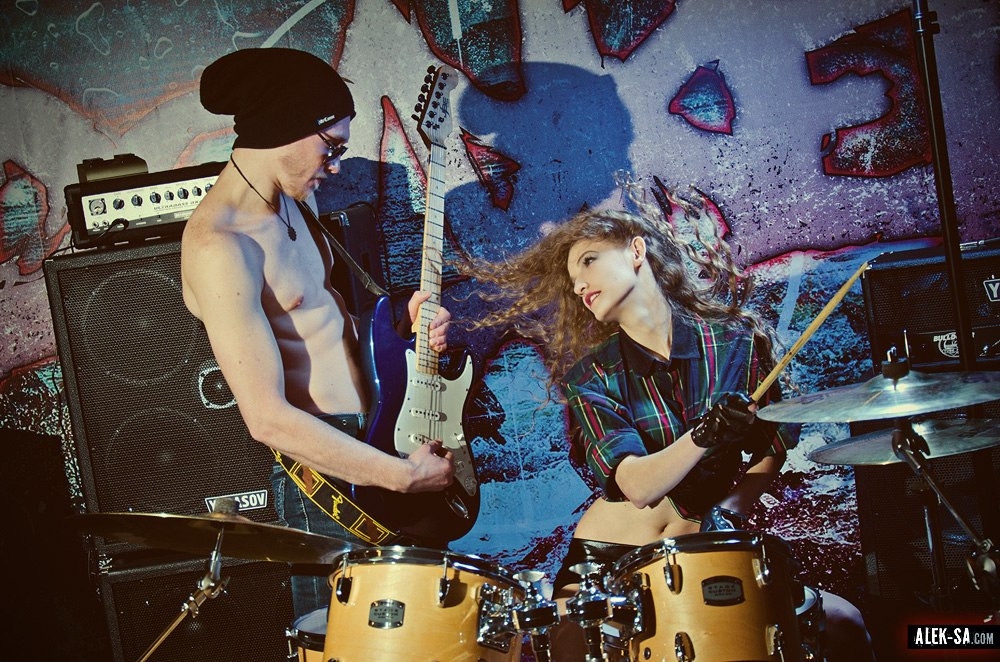 Дуэт музыкантов на сцене, драйв и движение — концертная съёмка, Краснодар