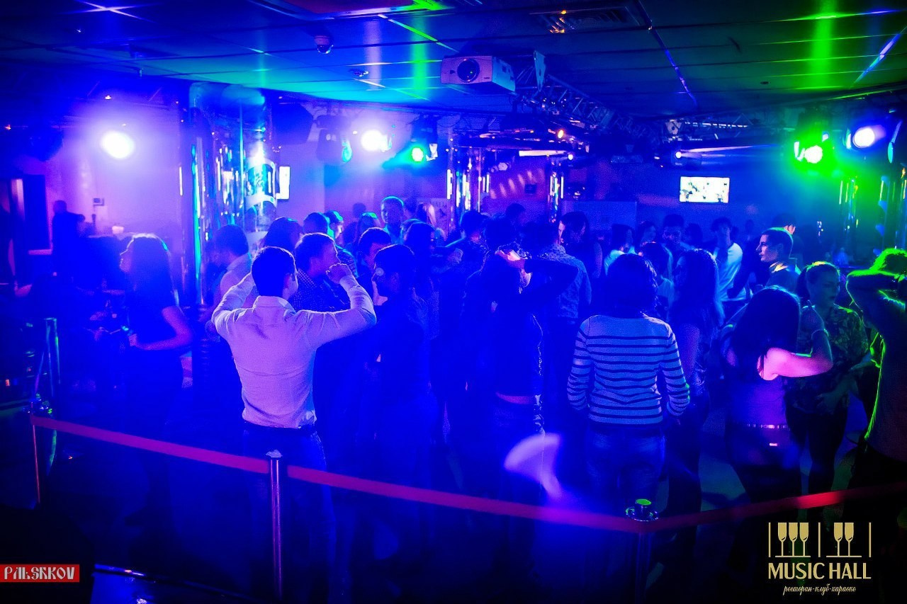 Диджей Медведь - это 140 килограмм танцующего и поющего счастья, которое приковывает взгляды гостей к себе. Каждое выступление - это четко подобранная музыка, которая не оставляет людей равнодушными. Неудивительно, что люди остаются довольны и советуют его своим друзьям и знакомым.