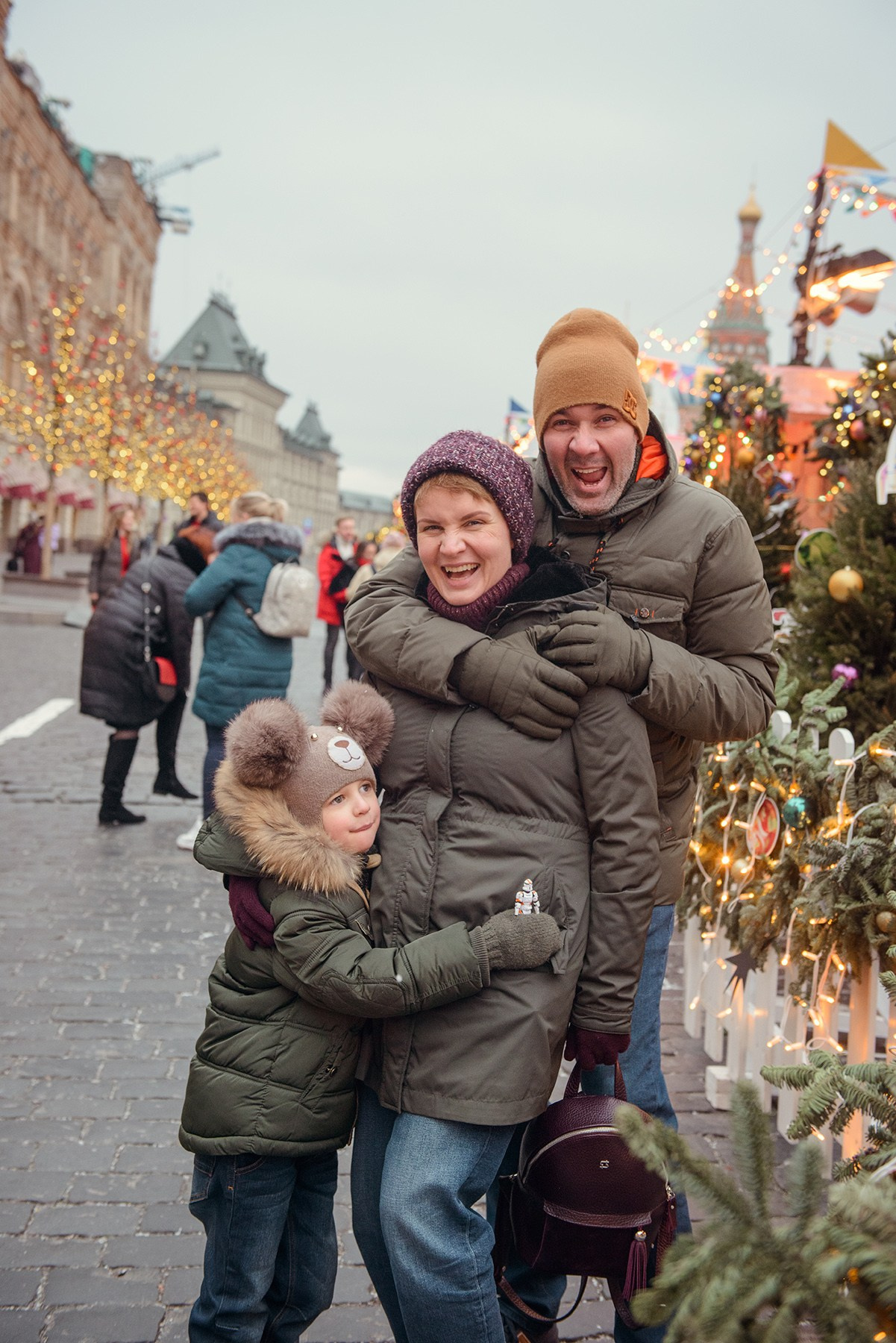 family photo shoot walking in the city. New Year Christmas photoshoot (Photographer in Edinburgh Elena Carruthers)