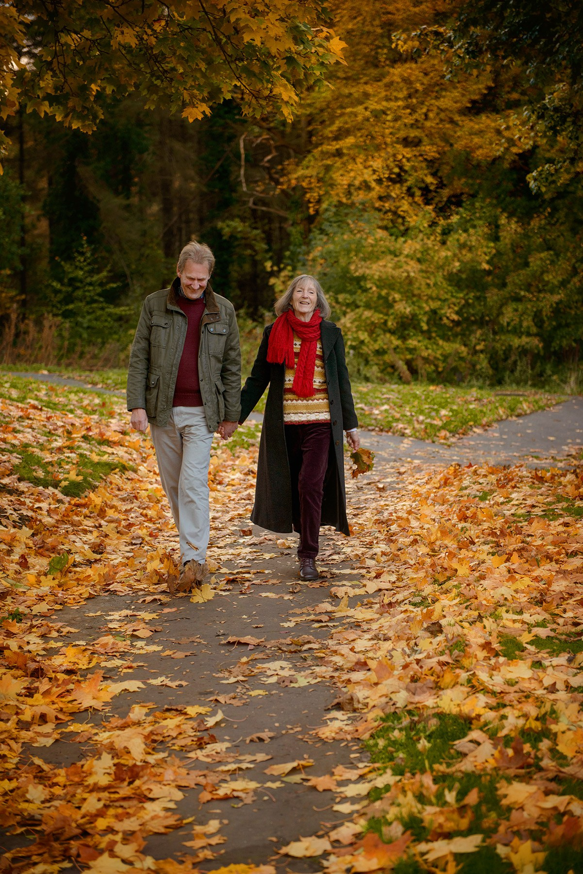 Photo session for a couple in a local autumn Scotland park. Elena Carruthers family photographer in Scotland (Edinburgh, Glasgow)
