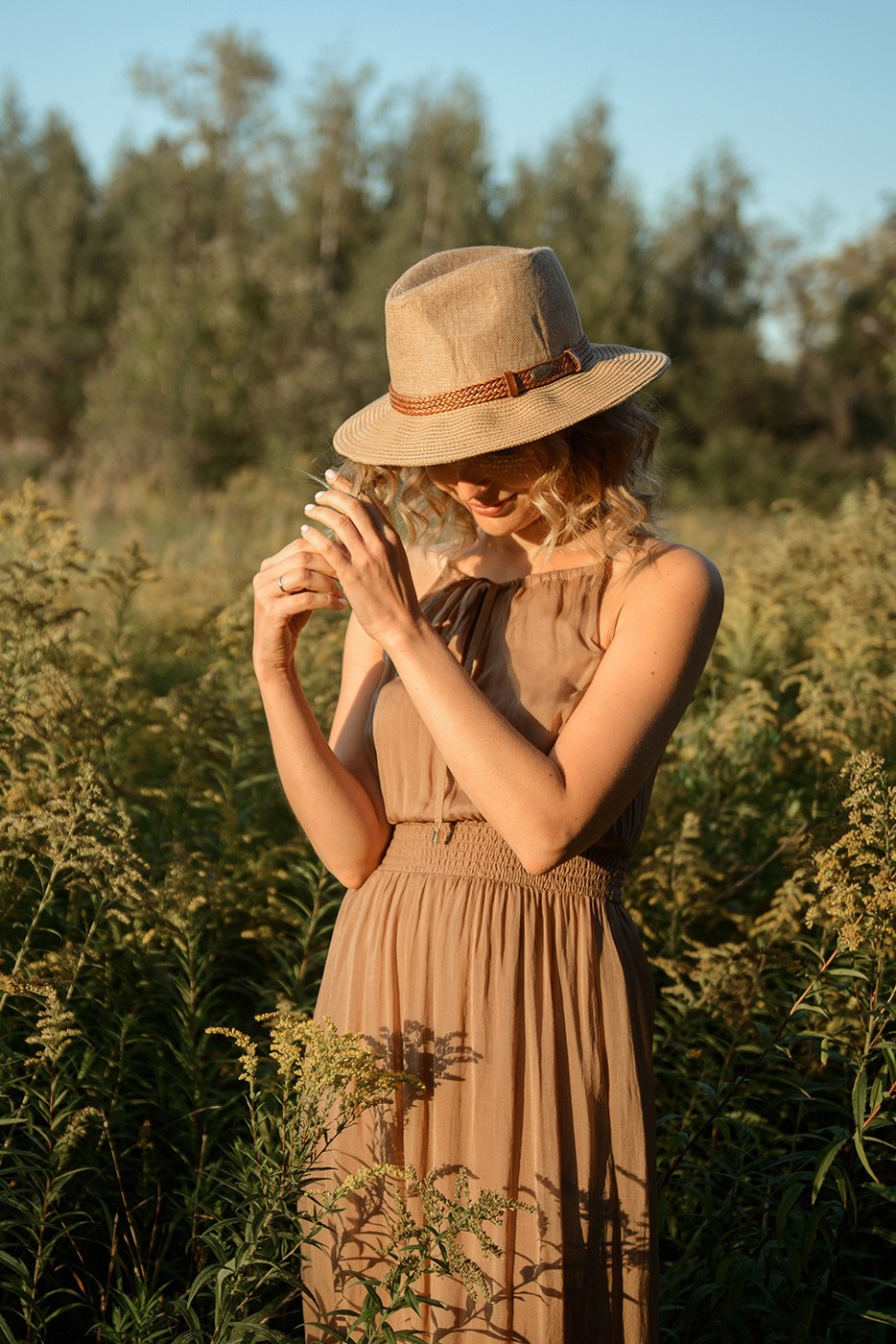 A photo shoot for a woman l in the field. Sunset photo shoot for a girl Curly hair style. (photographer in Edinburgh Elena)