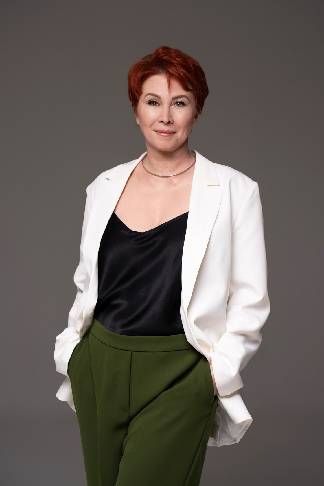 деловой портрет женщины в студии