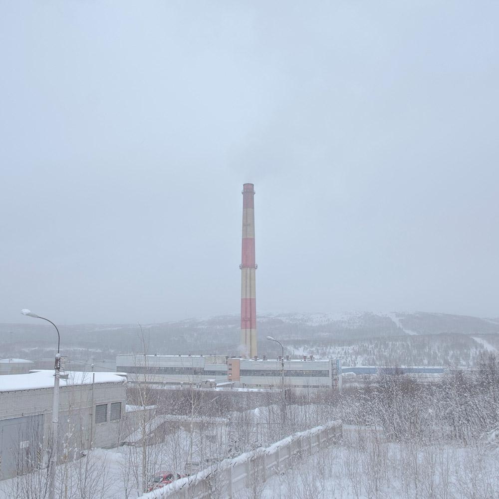 Grey color has the advantage.