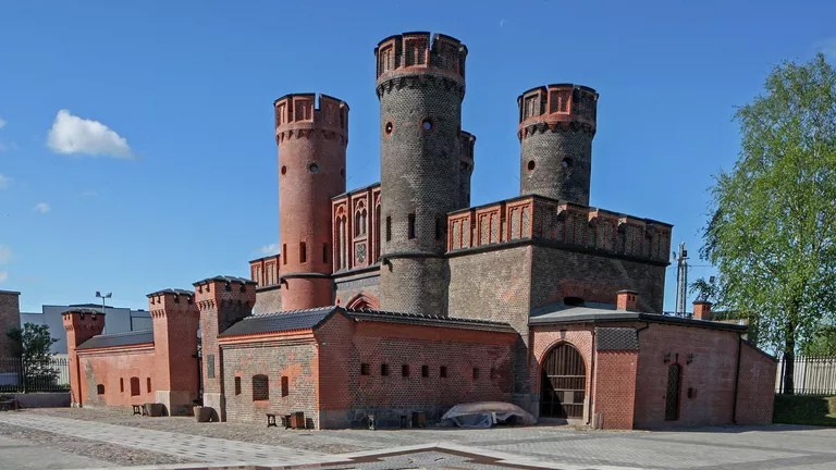 Фридрихсбургские ворота — единственные исторические ворота в Калининграде, которые вели не в сам город Кёнигсберг, а в крепость Фридрихсбург.