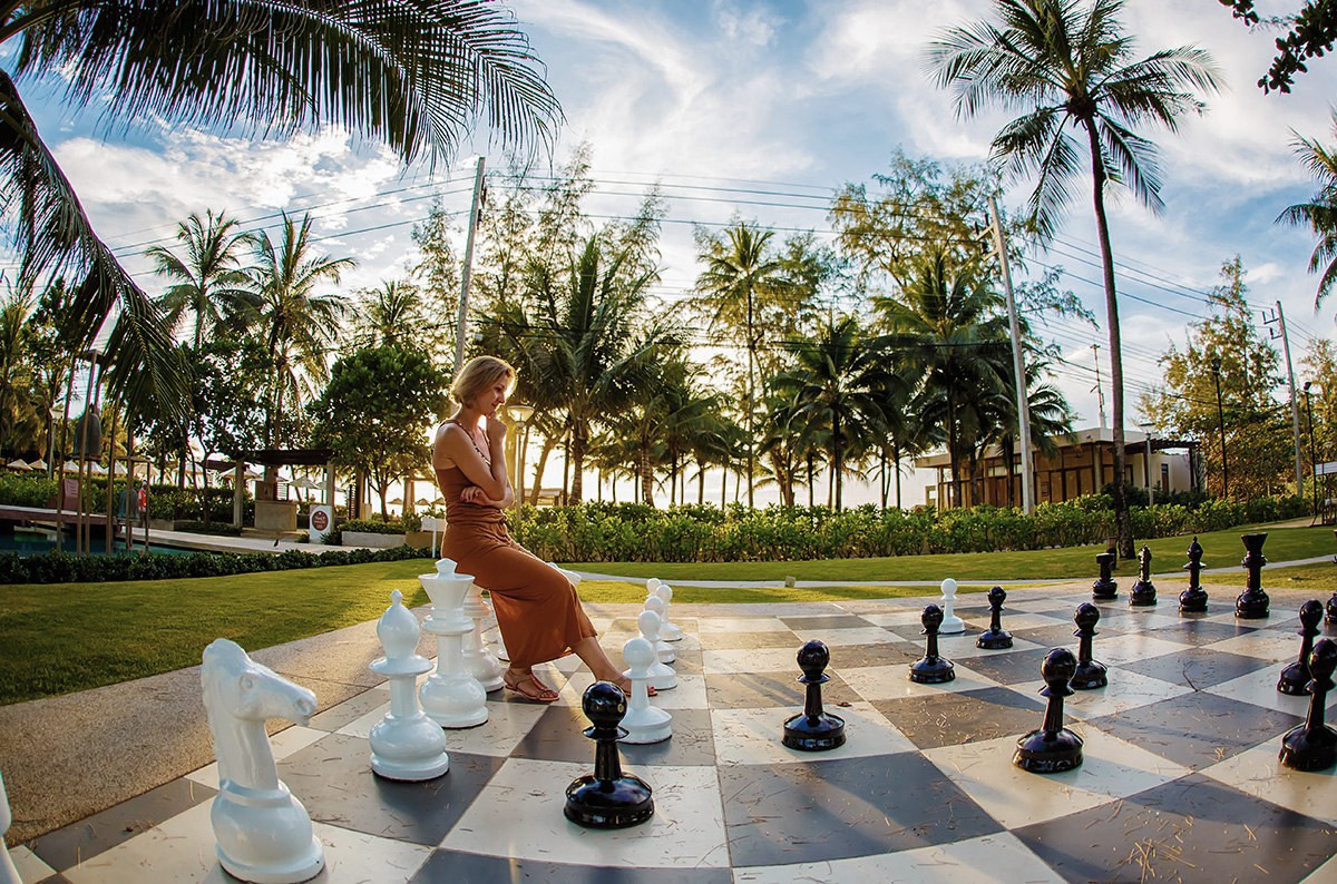 фотосесссия на шахматной доске пляж Ката ной отель с экскурсией на Пхукете Phuket архитектура лучший фотограф девушка гламурное платье идея образ место заказать фотосессию цена стоимость пальма море пляж