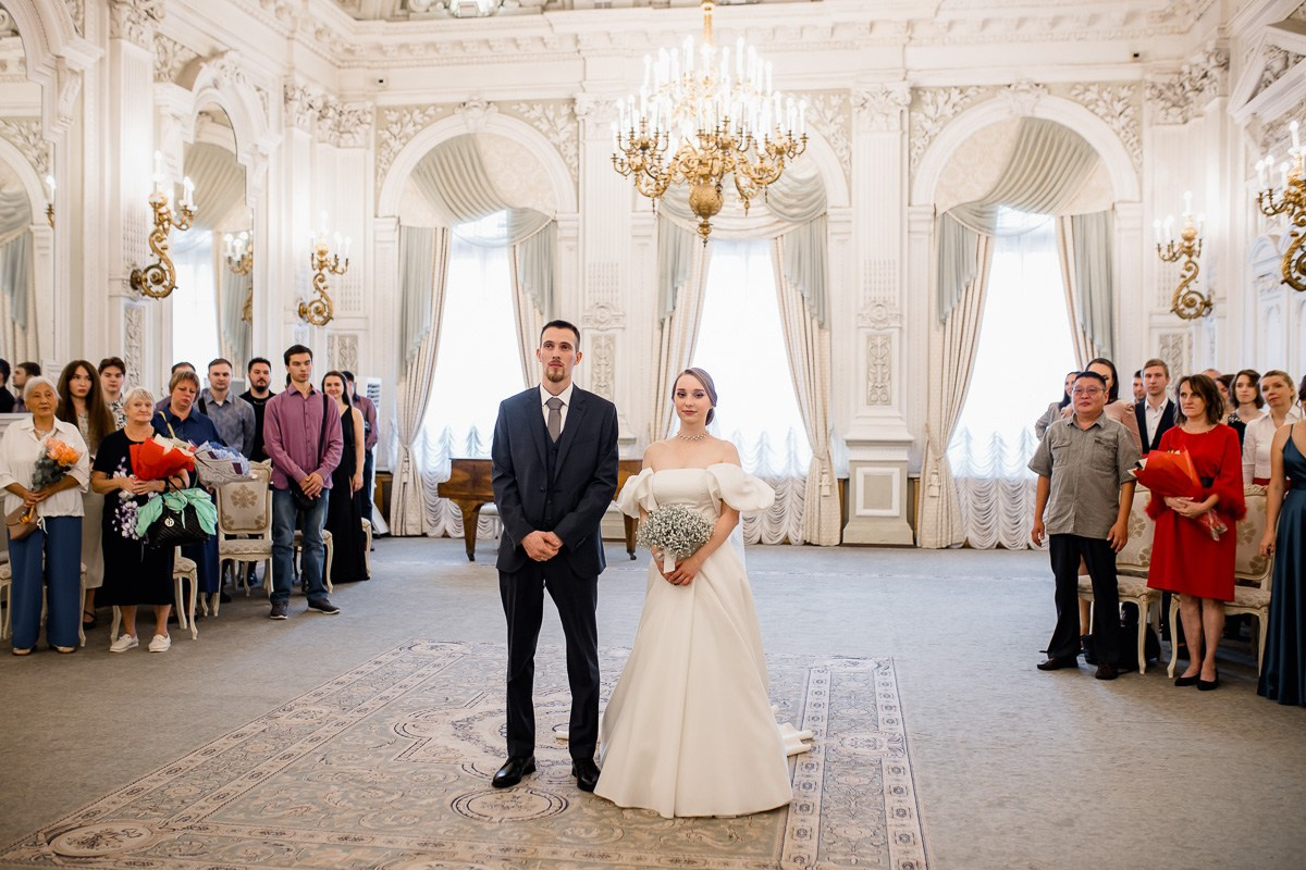 жених и невеста в ЗАГСе