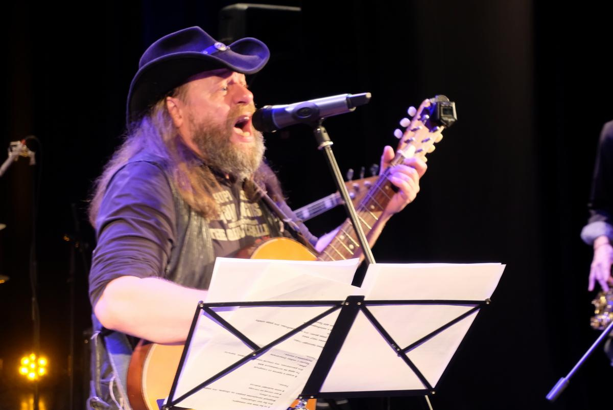 Ростислав Звездин — музыкант, рок-певец