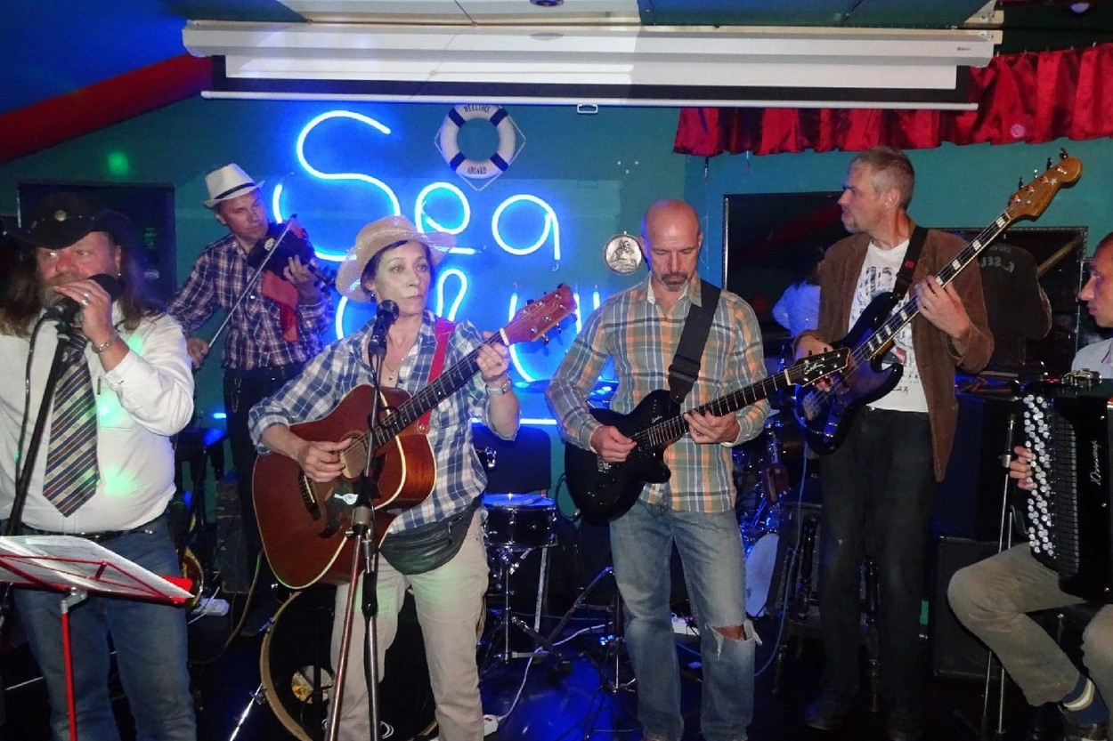 Музыкальный проект ТаРо и Компания, руководители — Ростислав Звездин и Татьяна Капуро