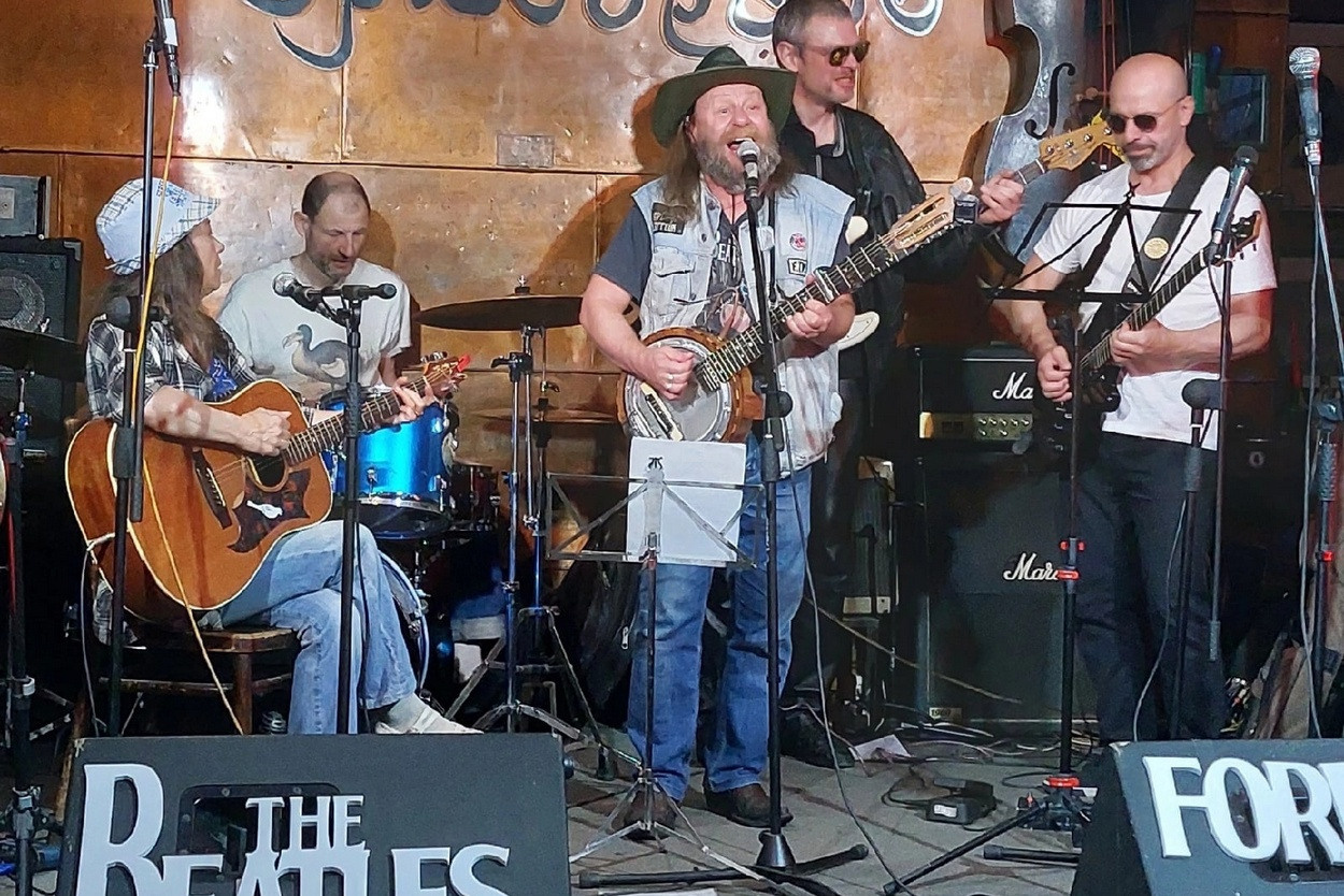 Музыкальный проект ТаРо и Компания, руководители — Ростислав Звездин и Татьяна Капуро