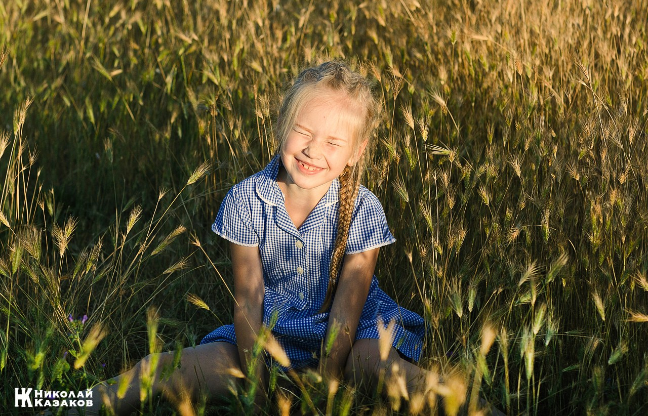 Детская фотосессия в поле на закате. Николай Казаков. Профессиональный фотограф. Преподаватель фотографии