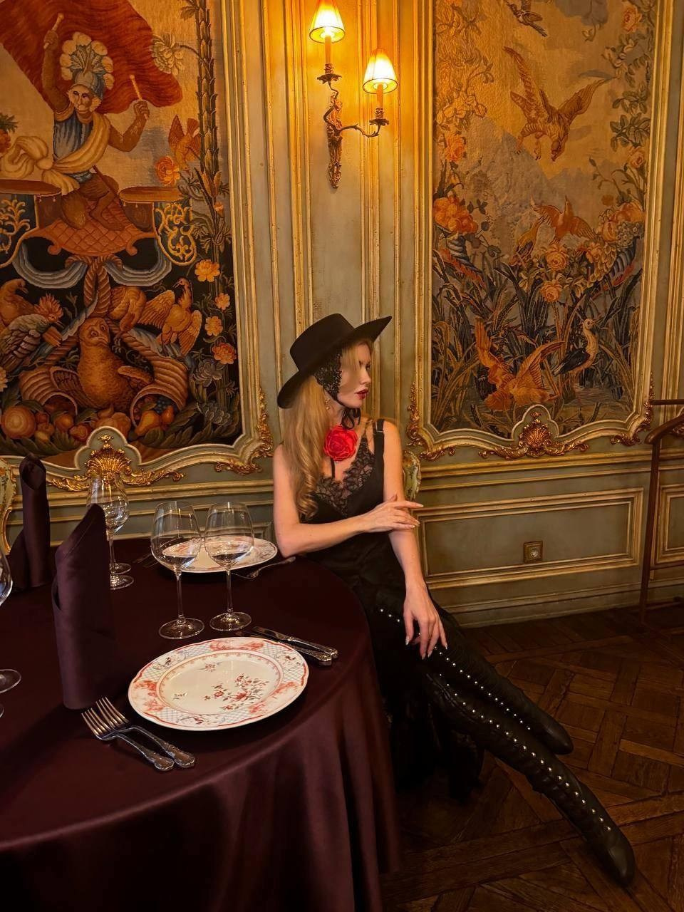 Фотосессия в ресторане за столом девушки в черной шяопе