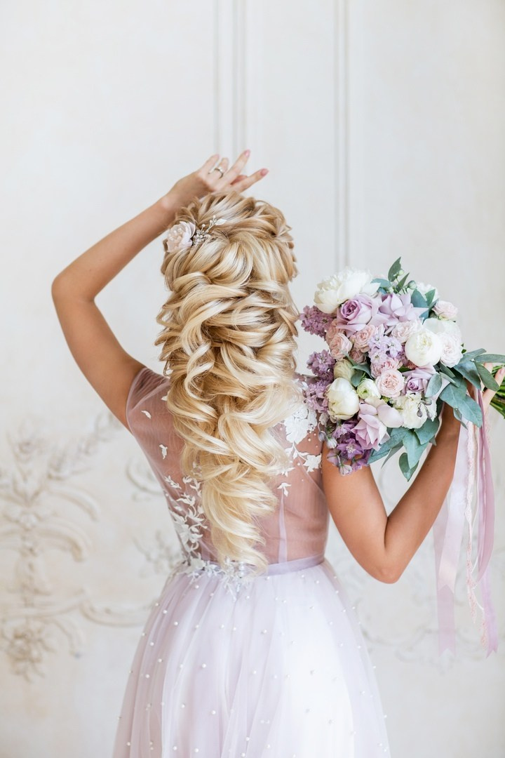 Свадебная прическа греческая коса от свадебного стилиста студии Москвичка Кандаловой Елены