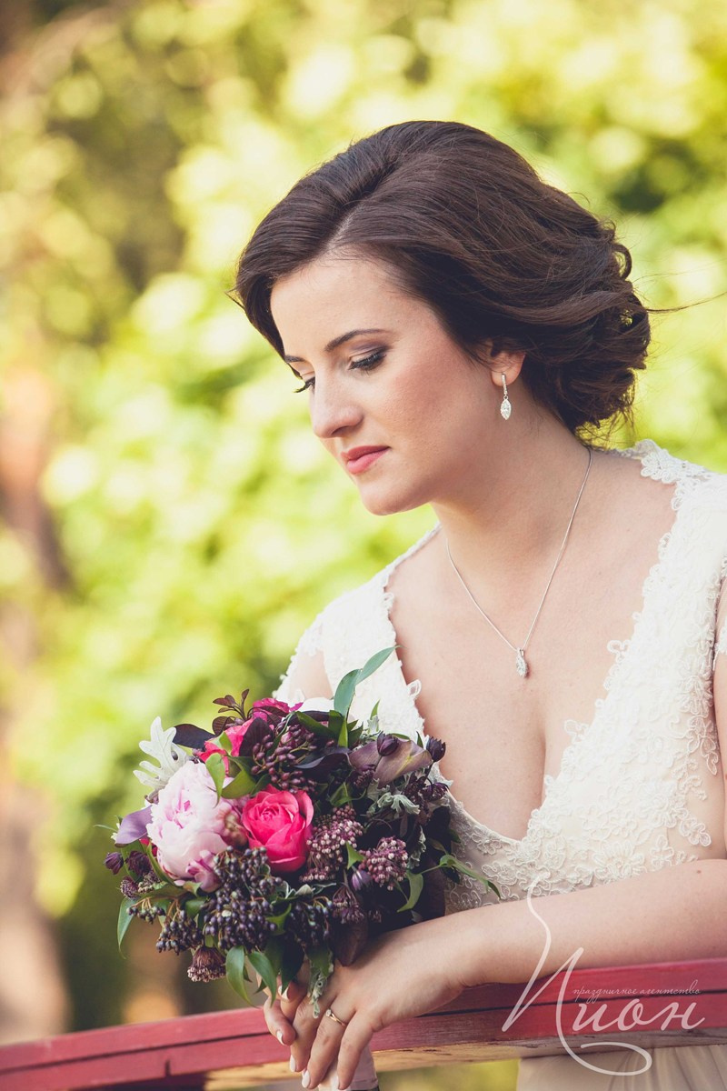 Летнаяя свадьба в Подмосковье в Артиленде. Праздничное агентство ПИОН