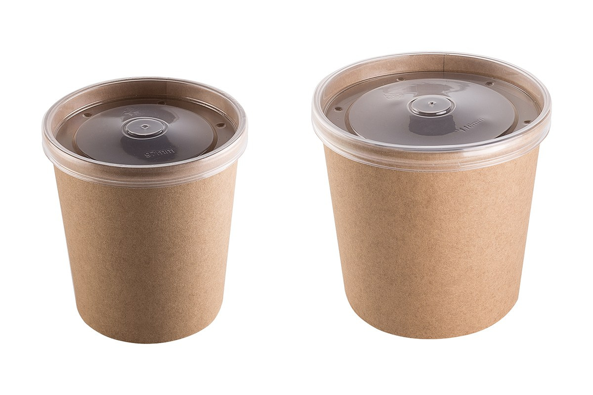 Упаковка для горячего супа на белом фоне