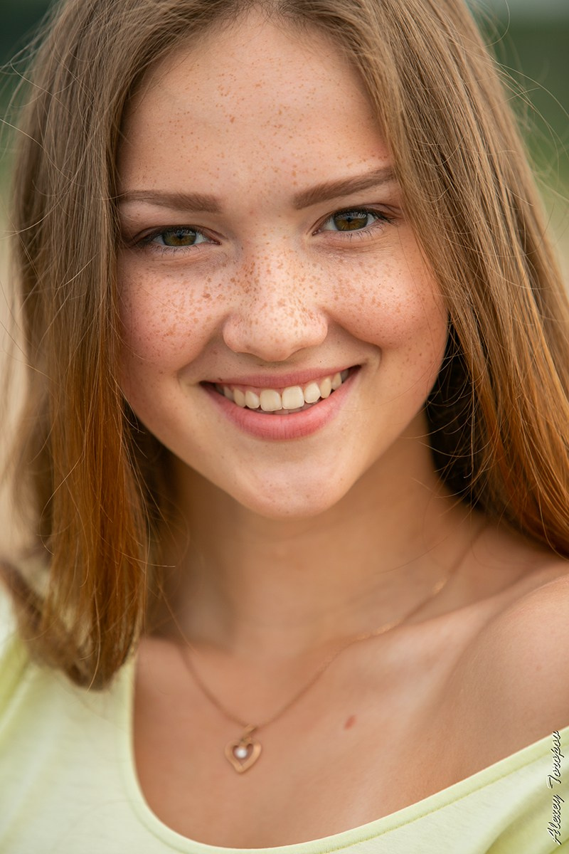 Портрет молодой девушки