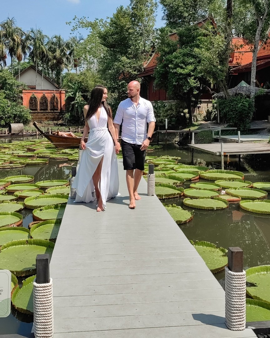 фотосессия в кафе с кувшинками лотосами на Пхукете Ma Doo Bua Cafe Маде Буа Кафе фотограф Phuket идея место образ пример фото позы аренда платья свадебная лавстори фотосессия заказать цена стоимость