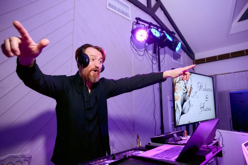 Познакомьтесь с диджеем Сергея Рябинина. Один из лучших event dj город. Ведущий на свадьбу, корпоратив и юбилей в Москве Сергей Рябинин