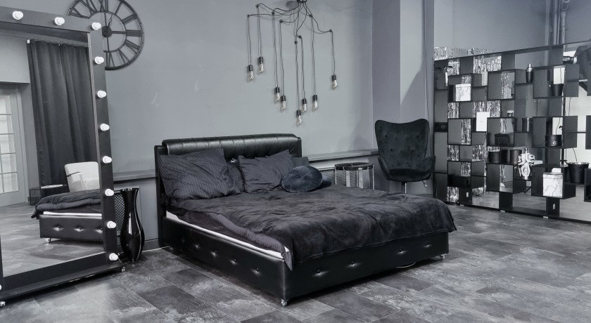 DАRК — зал 60 м² фотостудии в Москве с большими окнами, серыми стенами, потолком и полом, подходит для съемки с естественным светом. ВИЗУАЛИЗАТОР БРЕНДА: ФОТОГРАФ | ИМИДЖМЕЙКЕР| СТИЛИСТ МОСКВА