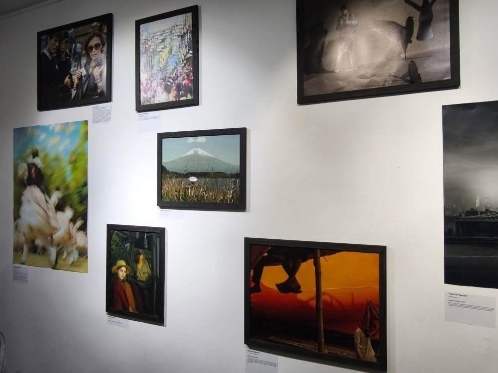 Выставка в Париже с работой «Отец и дочь вне времени». Фотографии Лены Соколовой