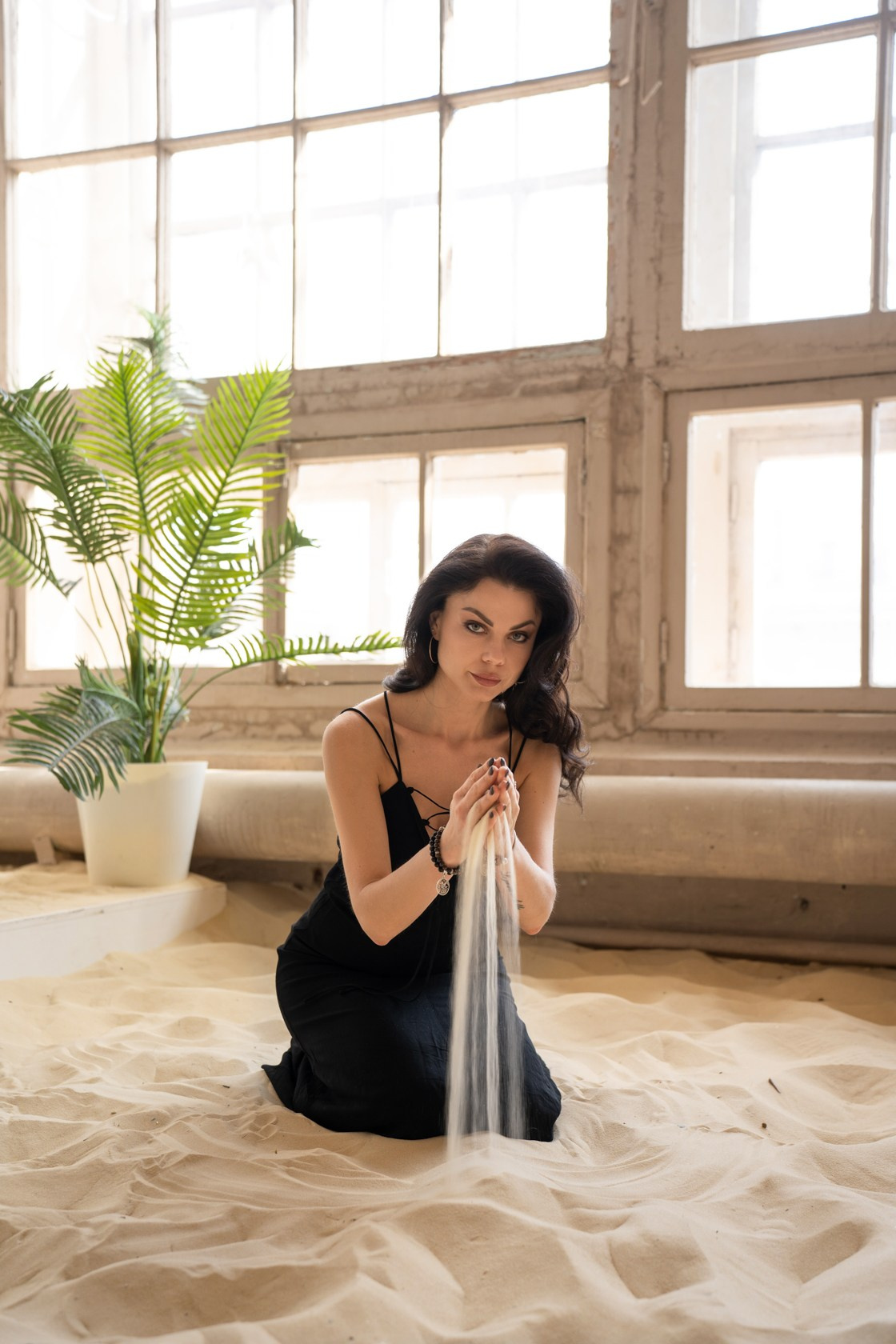 девушка с песком в студии