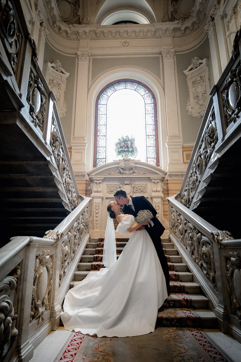 жених и невеста на лестнице