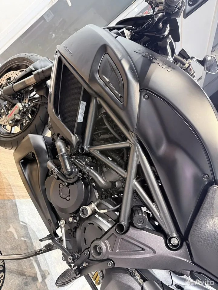 Купить 2015 Ducati Diavel (Dark Stealth) — подробнее на сайте. Hello Davidson, Москва. Только хорошие мотоциклы…