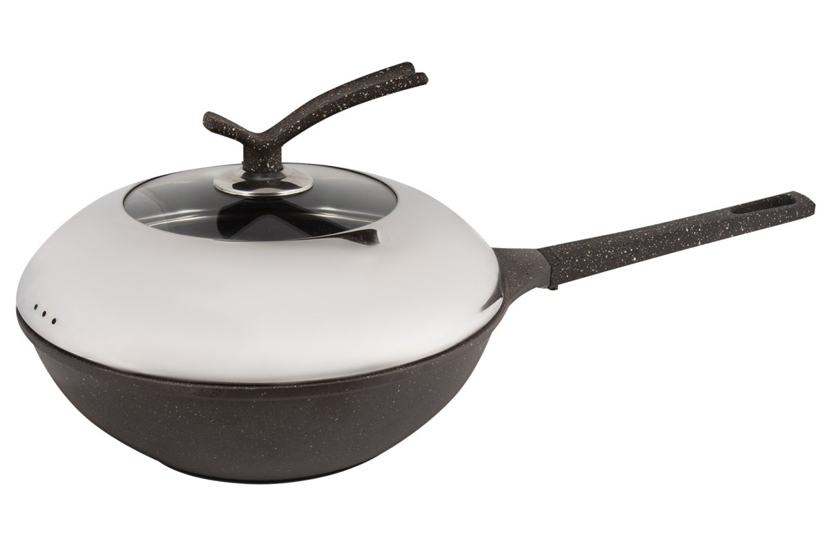 Сковородка вок с крышкой на белом фоне