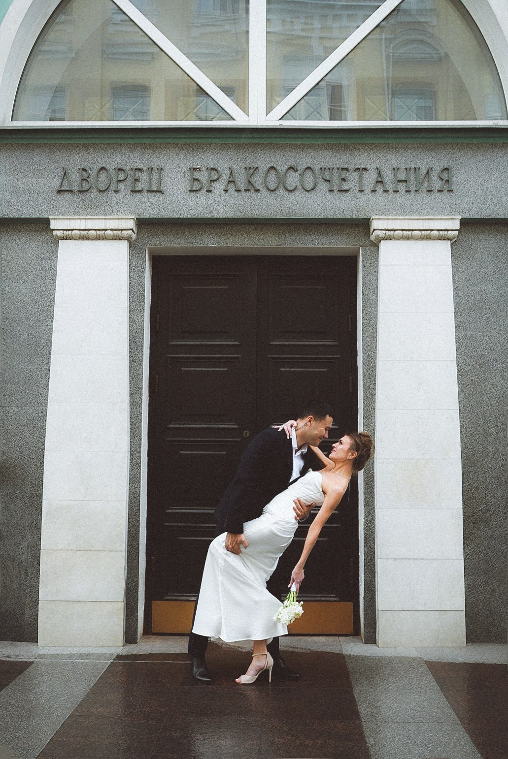Фотосессия в Грибоедовском ЗАГСе, невеста и жених у входа после росписи