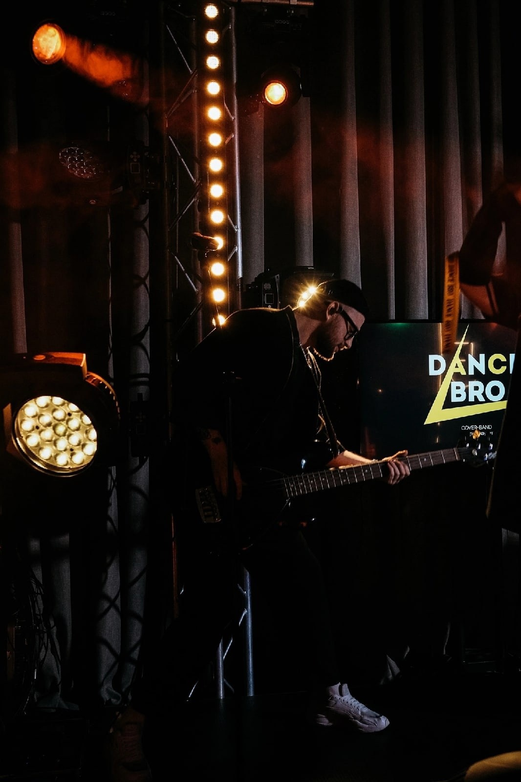 Контент для кавер-группы Dance Bro. Фотограф и видеограф Анна Жагорина