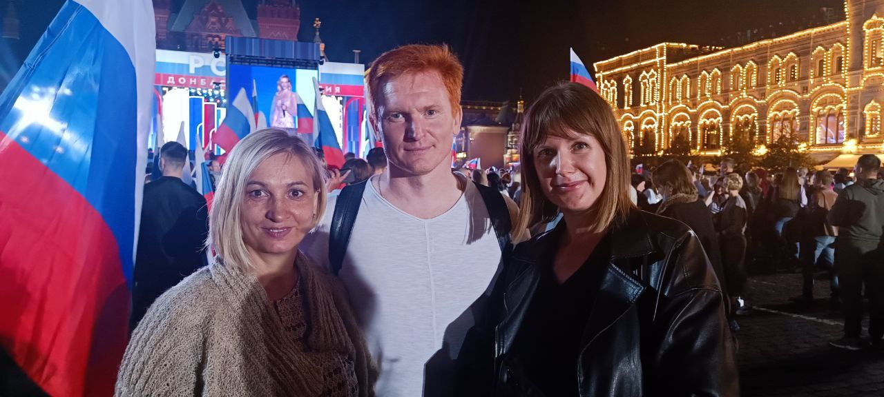 Участники Женсовета Южный Домодедово на концерте на Красной Площади ко Дню присоединения Донбасса и Новороссии к России.