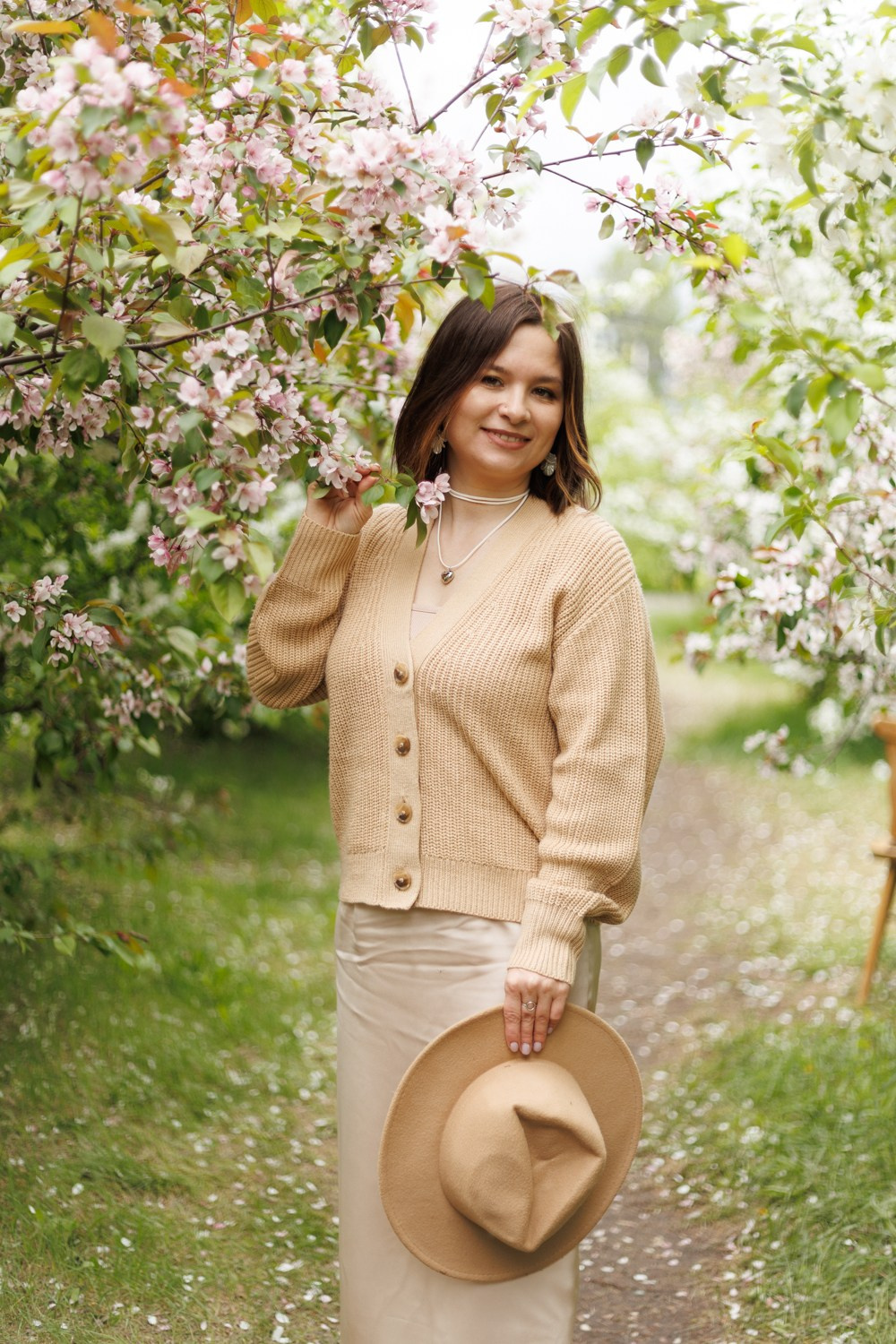 Фотосессия в цветущих яблонях. Семейный фотограф г. Тюмень