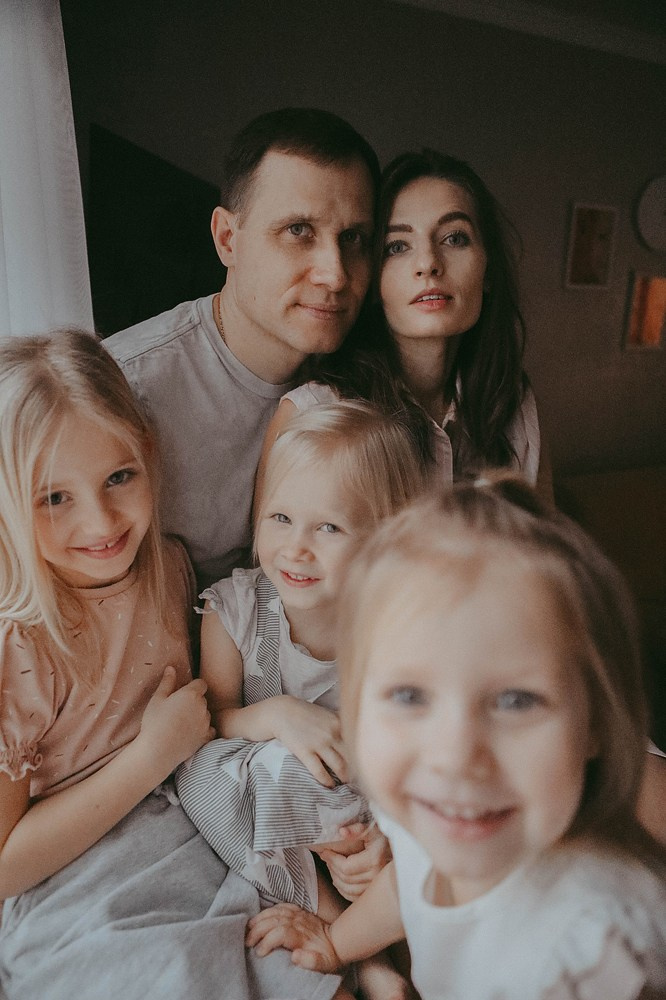 Домашняя уютная семейная фотоссесия. Саша + Саша = трое детей. Катя Сидор — фотограф в Москве